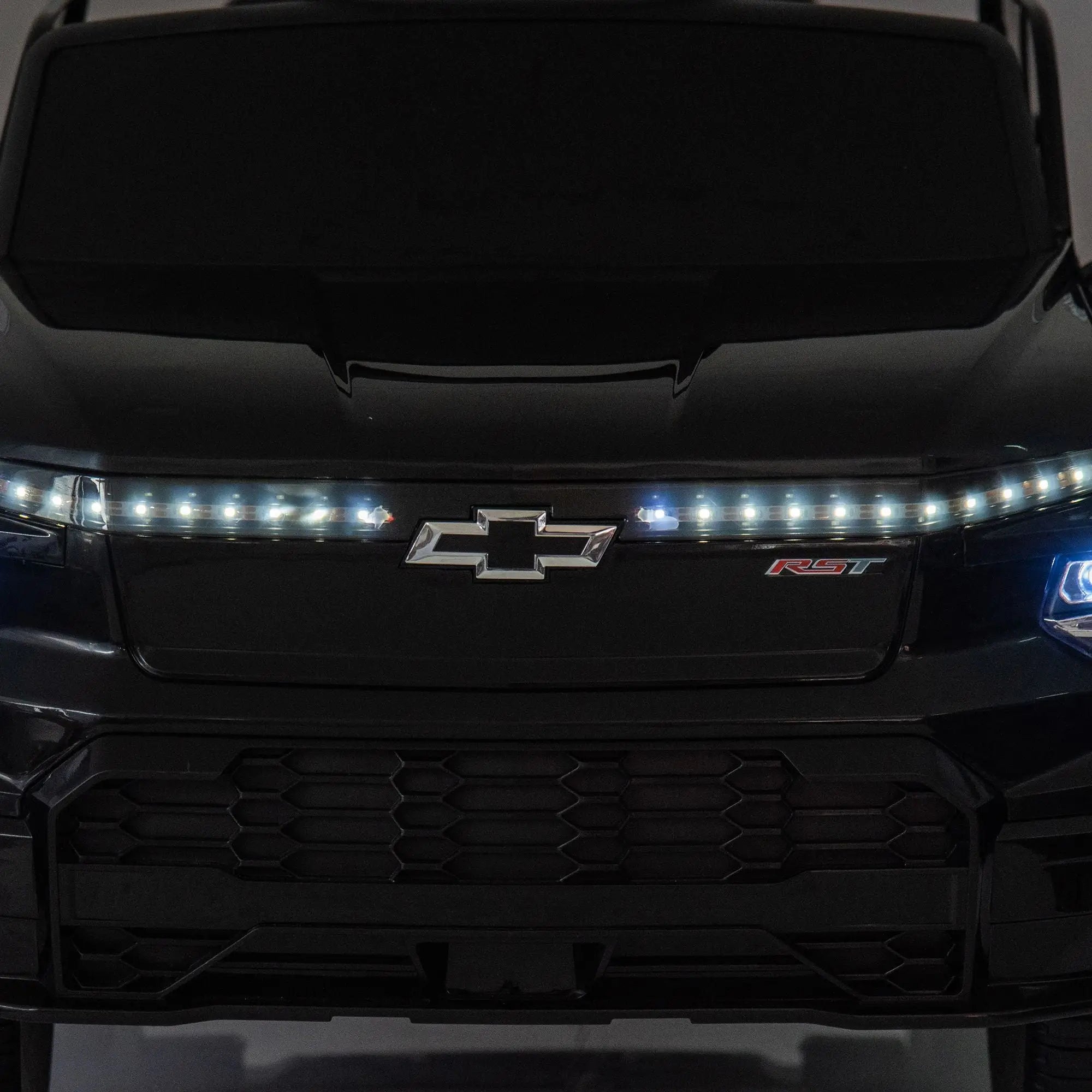 12V Kids Ride on Car W/Parents Control,Licensed Chevrolet Silverado,Four-wheel suspension,LED Lights,Bluetooth,music,USB,MP3,Power display,speeds 1.86-3.11MPH For kids aged 2-5. Doba
