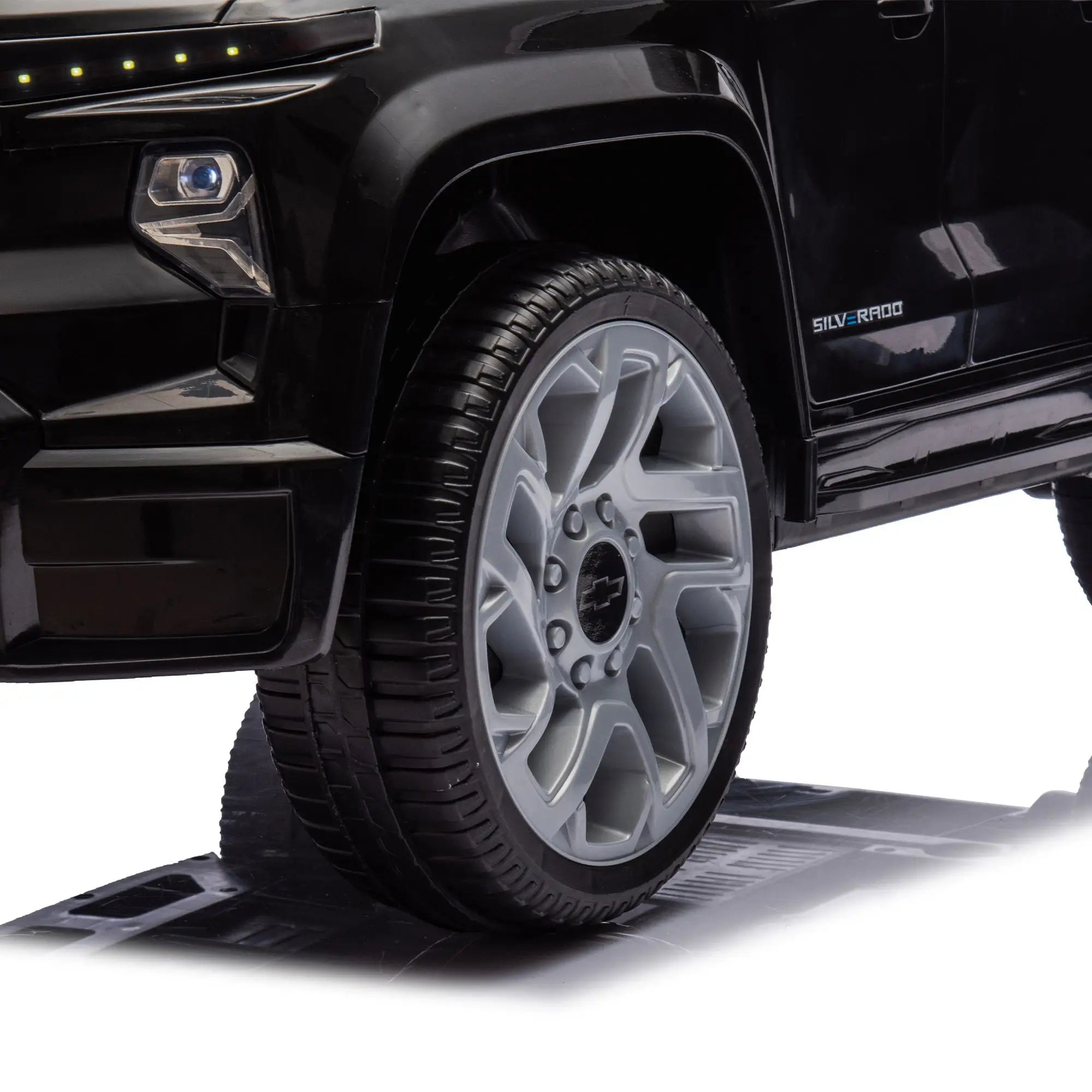 12V Kids Ride on Car W/Parents Control,Licensed Chevrolet Silverado,Four-wheel suspension,LED Lights,Bluetooth,music,USB,MP3,Power display,speeds 1.86-3.11MPH For kids aged 2-5. Doba